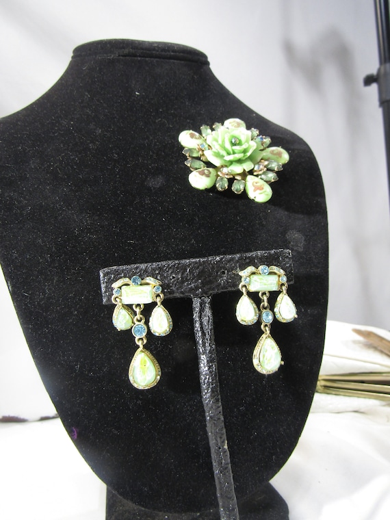 vintage green glass and rhinestone brooch and pos… - image 6
