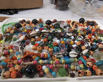 3 livres de perles de joaillerie en vrac : verre, bois, coquillages et plus