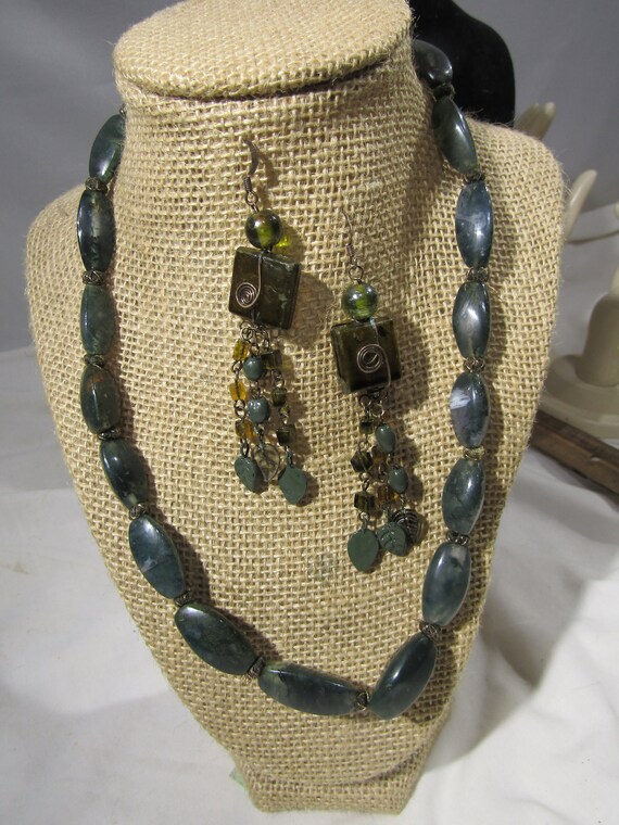vintage green stone necklace and dangle earrings - image 2
