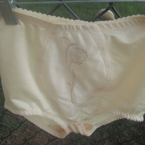 vintage 70&#39;s bali wondershape panties size small