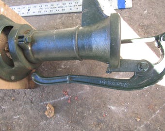 Bomba manual de hierro fundido para pozo vintage