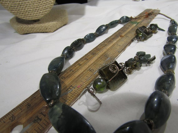 vintage green stone necklace and dangle earrings - image 5