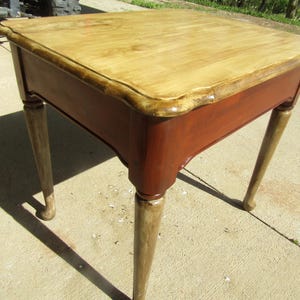 Vintage rustieke houten salontafel/geverfde tafel/bijzettafel uit het midden van de eeuw