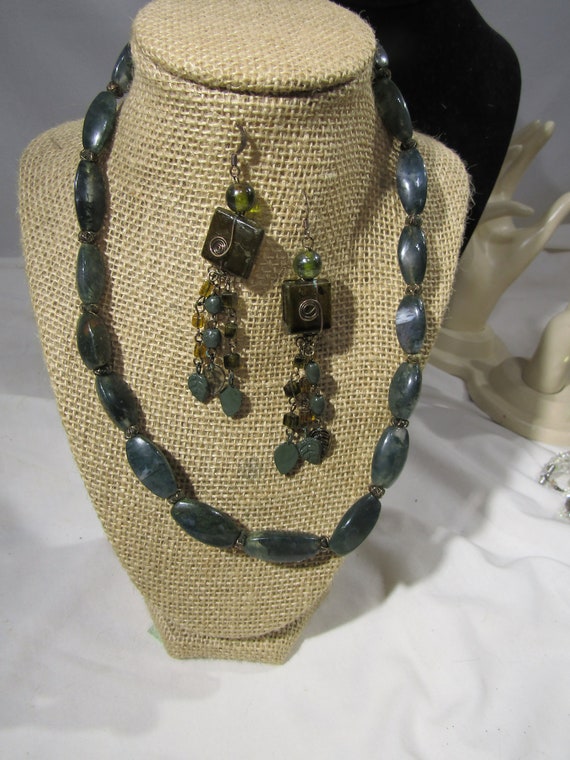 vintage green stone necklace and dangle earrings - image 3