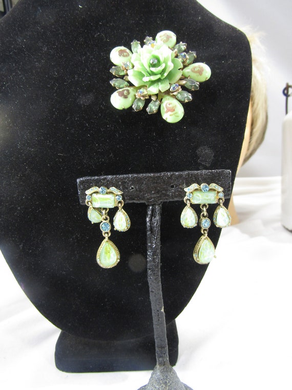 vintage green glass and rhinestone brooch and pos… - image 5