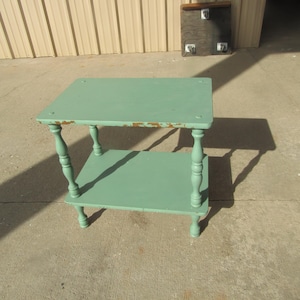 Mesa vintage elegante de madera pintada a mano.