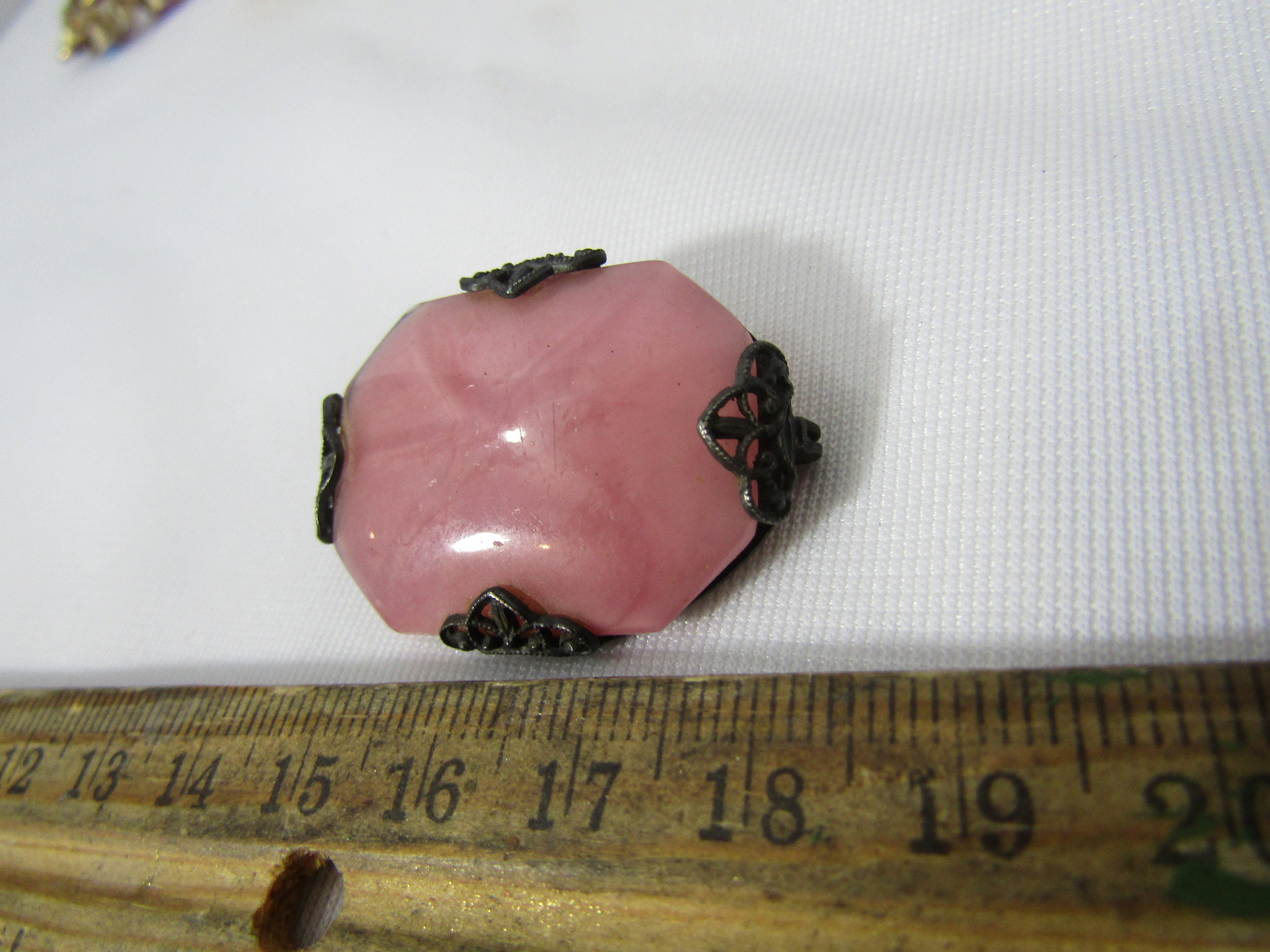 Broche vintage rose fleurie en verre moulé Art nouveau - France