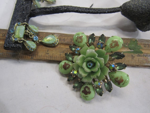 vintage green glass and rhinestone brooch and pos… - image 4