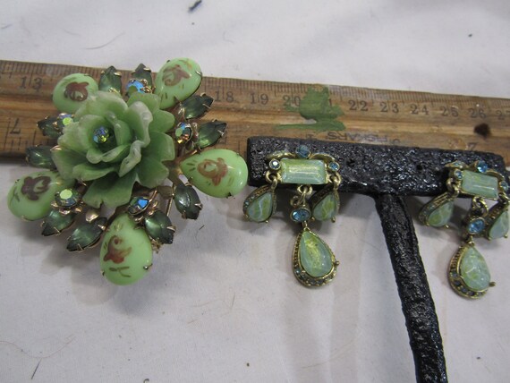 vintage green glass and rhinestone brooch and pos… - image 2
