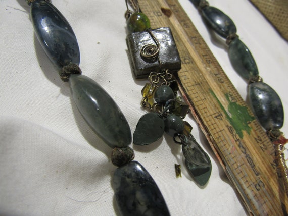 vintage green stone necklace and dangle earrings - image 6