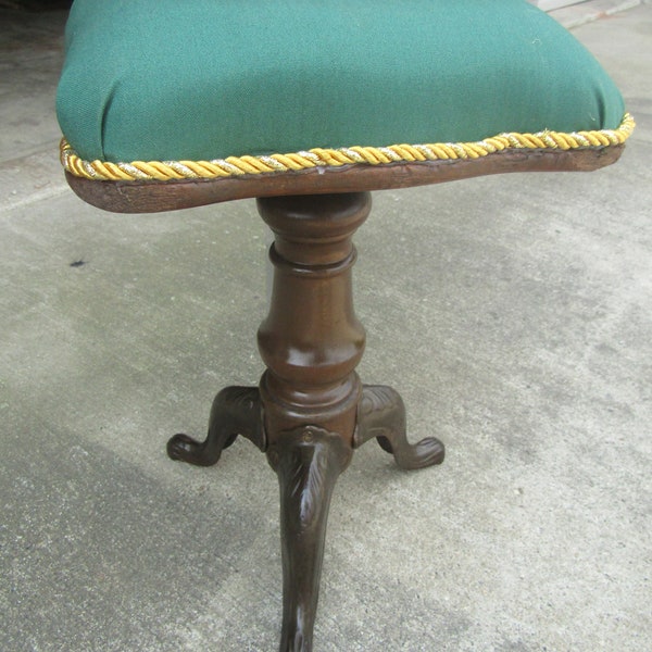 Rare tabouret de piano antique en bois à trois pieds moulés