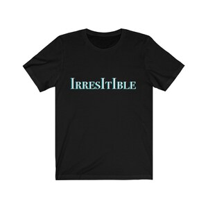 Puede incluir: Camiseta negra con la palabra "IRRESISTIBLE" impresa en azul turquesa.