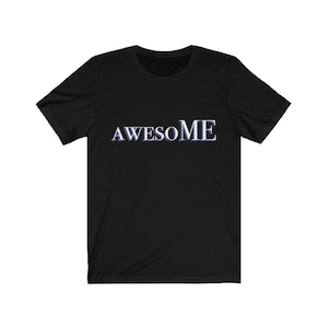 Puede incluir: Camiseta negra de manga corta con la palabra "AWESOME" impresa en blanco con un contorno azul.