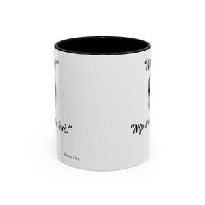 Könnte beinhalten: Weiße Keramiktasse mit schwarzem Rand und Henkel. Die Tasse hat schwarzen Text, der "Nip it in the bud." und "Nip it in the bud." lautet, mit dem Namen "Barney Fife" am Boden.