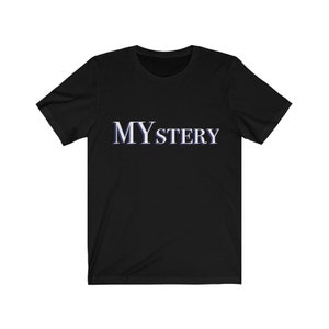 Puede incluir: Camiseta negra con la palabra "MYSTERY" impresa en blanco con un contorno azul.