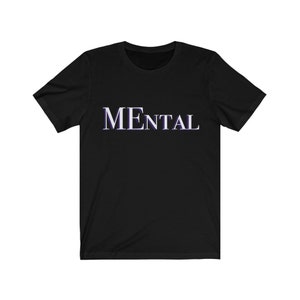Puede incluir: Camiseta negra de manga corta con la palabra "MENTAL" impresa en blanco en la parte delantera.