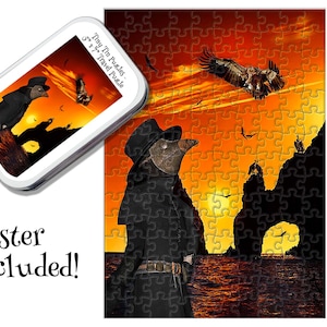 Könnte beinhalten: Ein 5" x 7" Puzzle mit einer Schwarzweißillustration einer Person mit einer Pestdoktor-Maske, die vor einem Sonnenuntergang mit zwei Felsformationen steht. Der Text "Tiny Tin Puzzles - 5" x 7" Travel Puzzle" befindet sich auf der Schachtel.