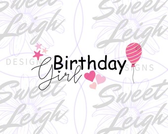 Può includere: Grafica di ragazza di compleanno rosa e bianca con il testo "Birthday Girl" e un palloncino rosa a strisce bianche. La grafica include anche cuori e stelle rosa.