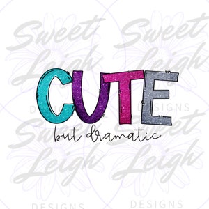 以下が含まれることがあります： キラキラ光る文字で「CUTE」と書かれたグラフィックデザイン。文字の色はターコイズ、パープル、ピンク、グレーと様々です。「but dramatic」という文字が「CUTE」の下に書かれています。