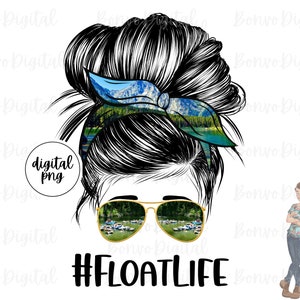 Puede incluir: Una ilustración digital de una mujer con un moño desordenado que lleva gafas de sol con un paisaje de montaña reflejado en las lentes. La mujer lleva una bandana azul y blanca con un paisaje de montaña impreso en ella. El texto "#FLOATLIFE" está debajo de la imagen.