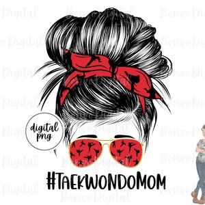 Pu&ograve; includere: Un'illustrazione digitale di una donna con un chignon disordinato e un cerchietto rosso. Indossa occhiali da sole con un design di taekwondo. Il testo #TAEKWONDOMOM &egrave; sotto l'immagine.