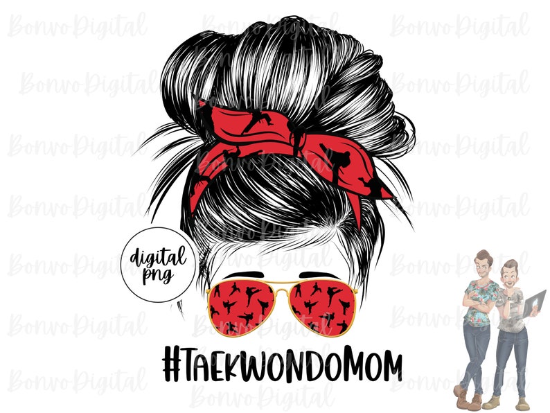 Pu&ograve; includere: Un'illustrazione digitale di una donna con un chignon disordinato e un cerchietto rosso. Indossa occhiali da sole con un design di taekwondo. Il testo #TAEKWONDOMOM &egrave; sotto l'immagine.