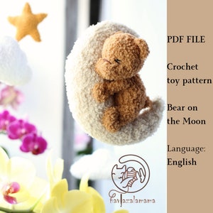 Puede incluir: Un patrón de crochet para un osito de peluche durmiendo en la luna. El patrón está disponible como archivo PDF y está escrito en inglés. El patrón está diseñado por Havlazamama.