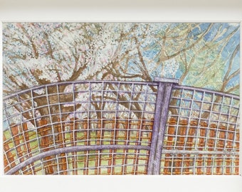 Pode incluir: Uma pintura a aquarela de um portão de metal roxo com uma parte superior curva. O portão está na frente de uma fileira de árvores com flores brancas. As árvores estão no fundo da pintura.