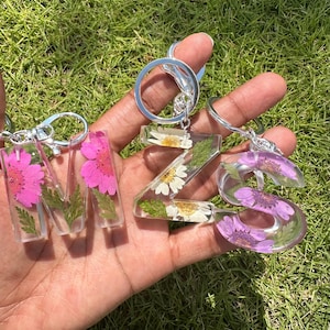 Bridesmaid Keychain, Gift for Bridesmaid, Bridal Favor Gift, Letter Keychain, Initial Keychain, Flower Letter Keychain, Floral Keychain