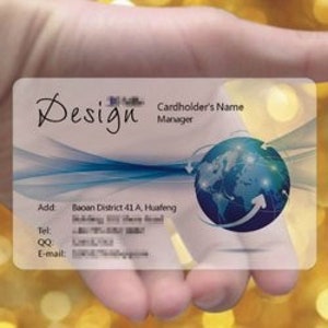 K&ouml;nnte beinhalten: Eine transparente Plastik-Visitenkarte mit einer blauen und gr&uuml;nen Globusgrafik. Der Text "Design" befindet sich in der oberen linken Ecke. Der Name und die Berufsbezeichnung des Karteninhabers befinden sich in der oberen rechten Ecke. Die Adresse, Telefonnummer, QQ-Nummer und E-Mail-Adresse sind unten aufgef&uuml;hrt.