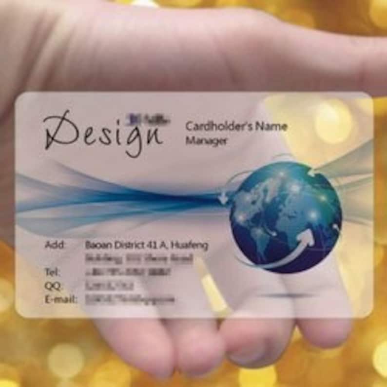 K&ouml;nnte beinhalten: Eine transparente Plastik-Visitenkarte mit einer blauen und gr&uuml;nen Globusgrafik. Der Text "Design" befindet sich in der oberen linken Ecke. Der Name und die Berufsbezeichnung des Karteninhabers befinden sich in der oberen rechten Ecke. Die Adresse, Telefonnummer, QQ-Nummer und E-Mail-Adresse sind unten aufgef&uuml;hrt.