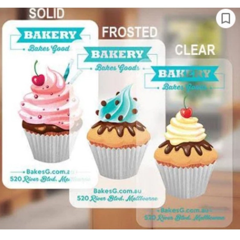 K&ouml;nnte beinhalten: Drei B&auml;ckereifensteraufkleber mit Cupcake-Motiv. Die Aufkleber sind in drei verschiedenen Ausf&uuml;hrungen: durchsichtig, matt und klar. Jeder Aufkleber zeigt einen Cupcake mit unterschiedlichem Frosting und Belag. Der Text auf den Aufklebern lautet "BAKERY" und "Bakes Good".