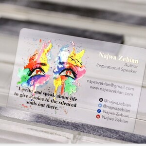 K&ouml;nnte beinhalten: Eine transparente Visitenkarte mit einem farbenfrohen abstrakten Design, das zwei Augen zeigt. Der Text auf der Karte lautet "Najwa Zebian, Autorin, Inspirationsrednerin, najwazebian@gmail.com, www.najwazebian.com, @najwazebian, @najwazebian, Najwa Zebian, Najwa Zebian".