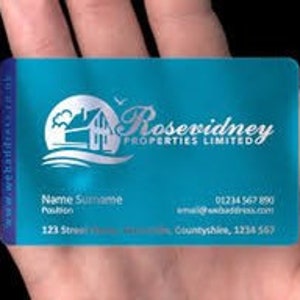 K&ouml;nnte beinhalten: Eine t&uuml;rkisblaue Plastik-Visitenkarte mit einem wei&szlig;en Logo eines Hauses mit einem Vogel und dem Text "Rosevidney Properties Limited". Die Karte enth&auml;lt auch den Namen "Name Surname", eine Position, eine E-Mail-Adresse, eine Telefonnummer und eine Adresse.