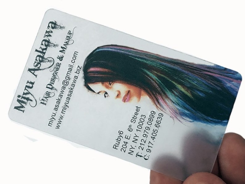 K&ouml;nnte beinhalten: Eine wei&szlig;e Visitenkarte mit schwarzem Text und einem Foto einer Frau mit langen, bunten Haaren. Der Text enth&auml;lt den Namen "Miyu Asakawa", den Titel "Hair Designer & Makeup", die Website "www.miyuasakawa.biz", die E-Mail-Adresse "miyu.asakawa@gmail.com", die Adresse "204 E. 6th Street, NY, NY 10003", die Telefonnummer "212.979.0899" und die Mobiltelefonnummer "917.405.6639".