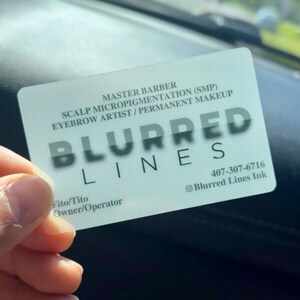 K&ouml;nnte beinhalten: Eine wei&szlig;e Visitenkarte mit dem Text "MASTER BARBER", "SCALP MICROPIGMENTATION (SMP)", "EYEBROW ARTIST/PERMANENT MAKEUP", "BLURRED LINES", "Fito/Tito Owner/Operator", "407-307-6716" und "@Blurred Lines Ink".
