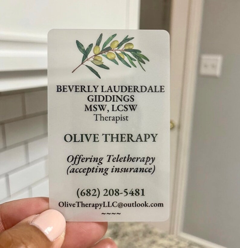 K&ouml;nnte beinhalten: Eine matte Visitenkarte mit einer Illustration eines Olivenzweigs. Der Text lautet "Beverly Lauderdale Giddings MSW, LCSW Therapist Olive Therapy Offering Teletherapy (accepting insurance) (682) 208-5481 OliveTherapyLLC@outlook.com NNN~"