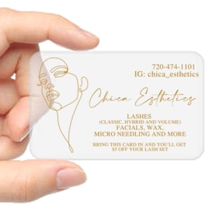 K&ouml;nnte beinhalten: Eine wei&szlig;e Visitenkarte mit goldener Schrift und einer goldenen Linienzeichnung eines Gesichts. Der Text lautet "Chica Esthetics", "720-474-1101", "IG: chica_esthetics", "LASHES (CLASSIC, HYBRID AND VOLUME)", "FACIALS, WAX, MICRO NEEDLING AND MORE", "BRING THIS CARD IN AND YOU'LL GET &euro;5 OFF YOUR LASH SET".