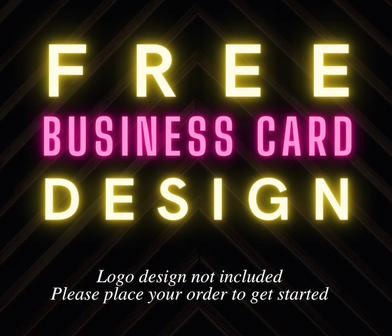K&ouml;nnte beinhalten: Eine Grafikdesign-Werbung mit neongelbem Text, der "FREE BUSINESS CARD DESIGN" auf einem schwarzen Hintergrund mit Chevron-Muster lautet. Der Text "Logo design not included. Please place your order to get started." steht in wei&szlig; unter dem Neontext.
