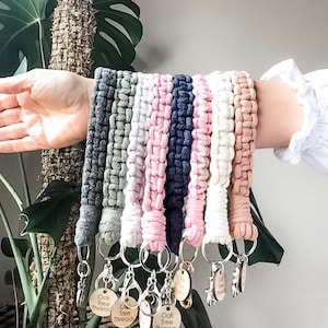 Pulseras y llaveros de macramé