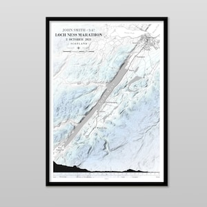 Marathonkaart en hoogteprofiel Loch Ness. Hardloopuitdaging Schotse Hooglanden. Cadeau voor hardlopers. Beschikbaar met datum, naam en tijd.