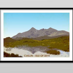 Könnte beinhalten: Eine Vintage-Illustration einer Bergkette mit einem See im Vordergrund. Die Berge sind in einem gedämpften Grau gehalten, der See ist hellblau. Der Text "Cuillin - Isle of Skye" befindet sich am unteren Rand des Bildes.
