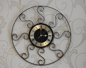 Reloj de pared redondo de metal enrollado hecho a mano