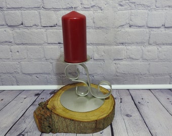 Portavelas cónico simple con volutas de metal hecho a mano en oro blanco