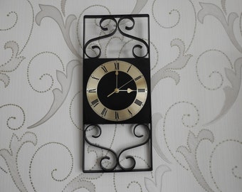Pequeño reloj de pared de metal desplazado hecho a mano