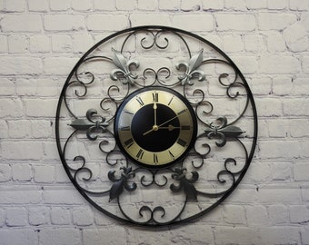 Reloj de pared de metal clásico negro hecho a mano con acabado gótico enrollado