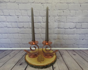 Par de candelabros cónicos enrollados de metal, color cobre, hechos a mano, rústicos