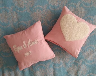 Anpassat parnamn med nål, modern broderad handtuftad kudde, personlig parpresent, bröllopspresent till henne