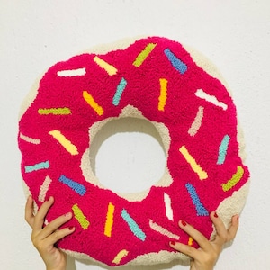 Funda de almohada con forma de donut hecha a mano, donut con aguja perforada, cojín divertido, donut de peluche rosa