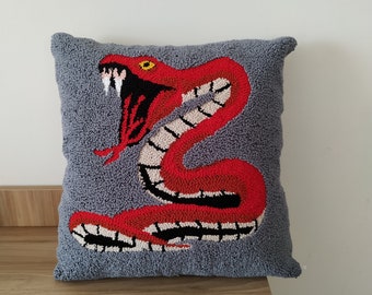 Handgefädeltes rotes Schlangen Kissenbezug, Cobra Schlangen stanznadelkissen, graues Dekokissen, Bauernhaus Deko